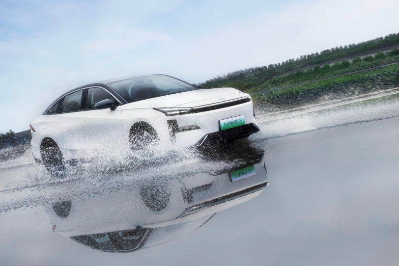 极速247km/h，湿地紧急避险80km/h，吉利银河L6成20万级轿车“操控王”